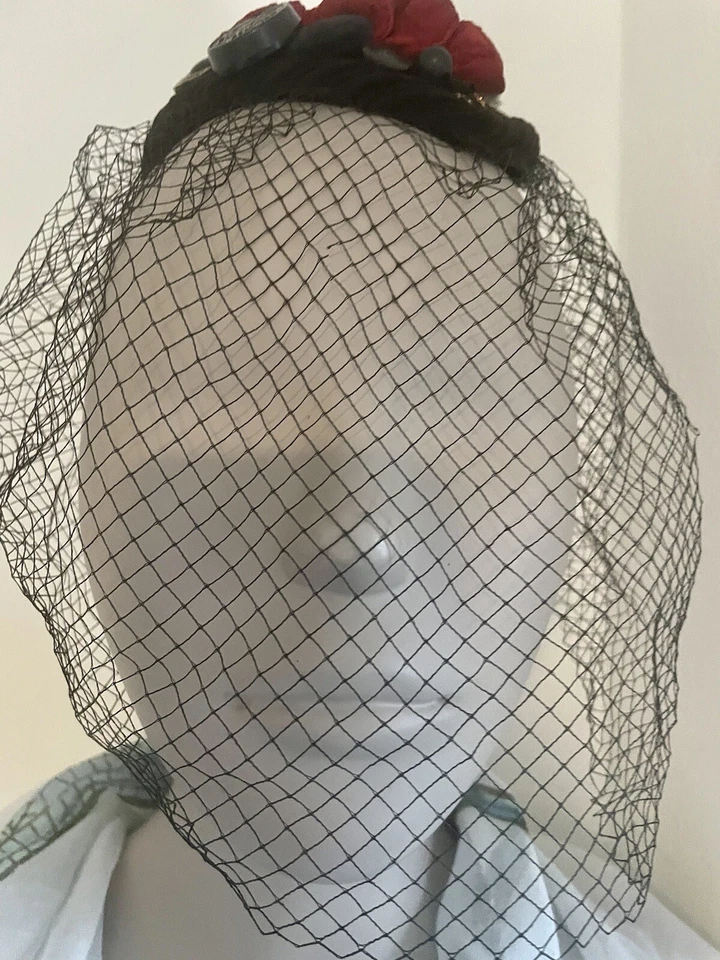 Fascinador/Sombrero Hecho a Mano Terciopelo Negro con Plumas Acentos Rojos y Velo Foto 4 de 4