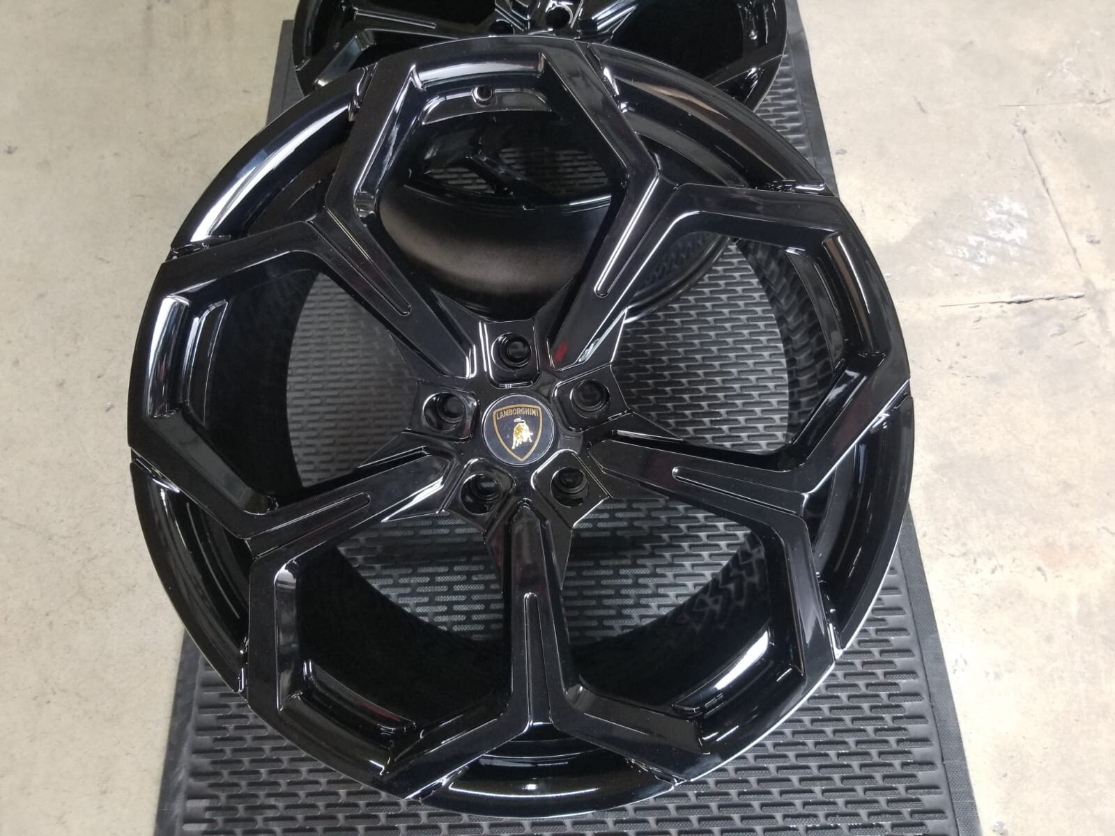 22" LAMBORGHINI URUS FORGED WHEELS GLOSS BLACK