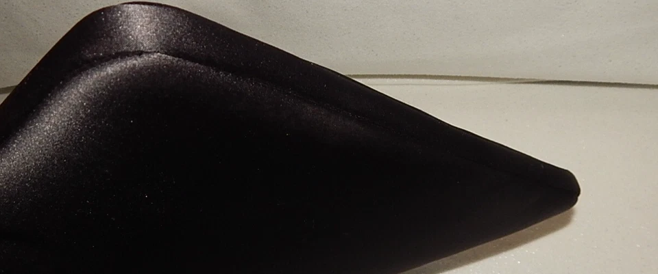 Funda acolchada de neopreno negra con cremallera Kate SpadePKG8511R05119 para computadora portátil Foto 4 de 4