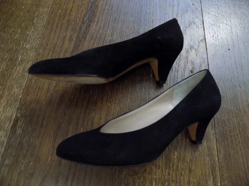 Vtg Classic Pumps Amalfi Susan 2" Heels Black Suede Sz 5 Made In Italy Timeless! - Image 4 of 4