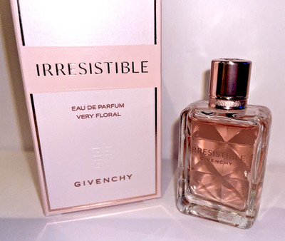 Givenchy Irresistible Eau de Parfum Very Floral 8 ml Miniatur Sammler Neu in OVP