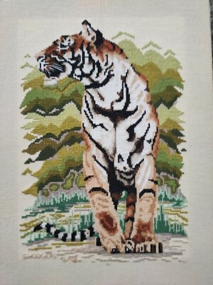 Vintage Tiger Kreuzstich Nadelspitze Wandteppich 16''x12'' signiert & datiert 2/1990