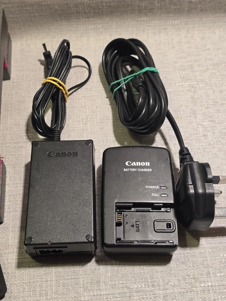 Canon XA25 HD Pro Camcorder + 2 Batteries, Accessories. Excellent Condition  - Image 2 of 4