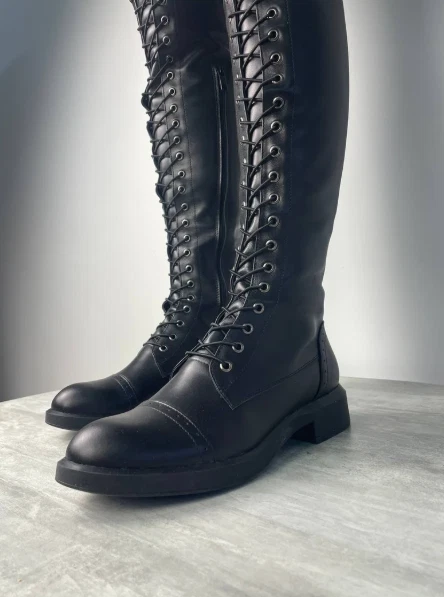 Botas con cordones hechas a mano de cuero negro sobre la rodilla para mujer zapatos altos personalizados para montar Foto 4 de 4