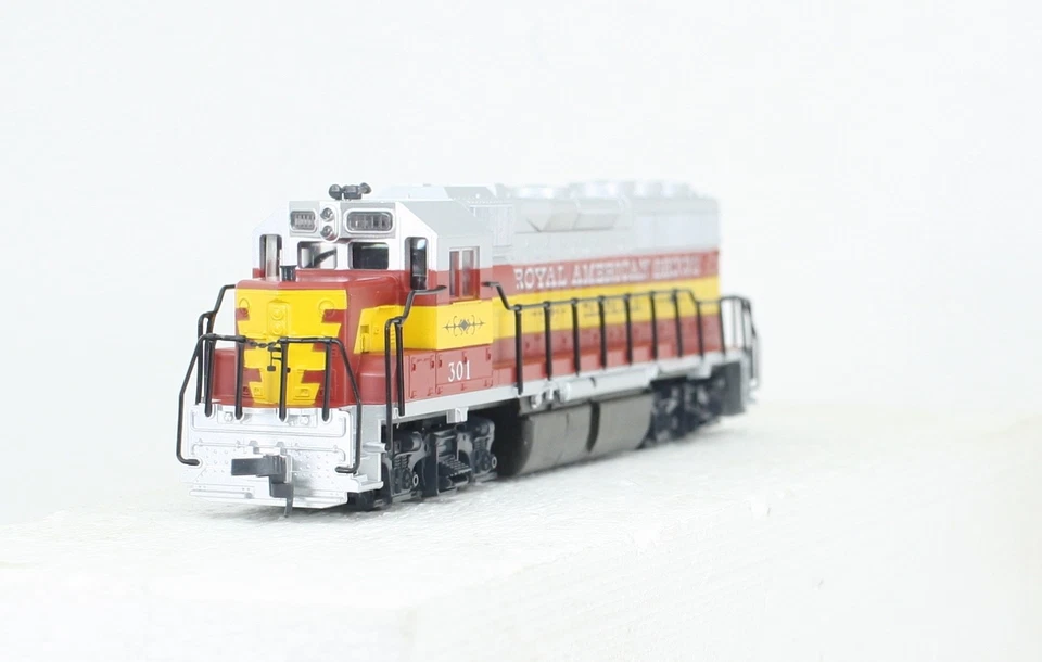 Con-Cor HO Scale Royal American Shows GP40 Diesel #301 NEW - Image 4 of 4