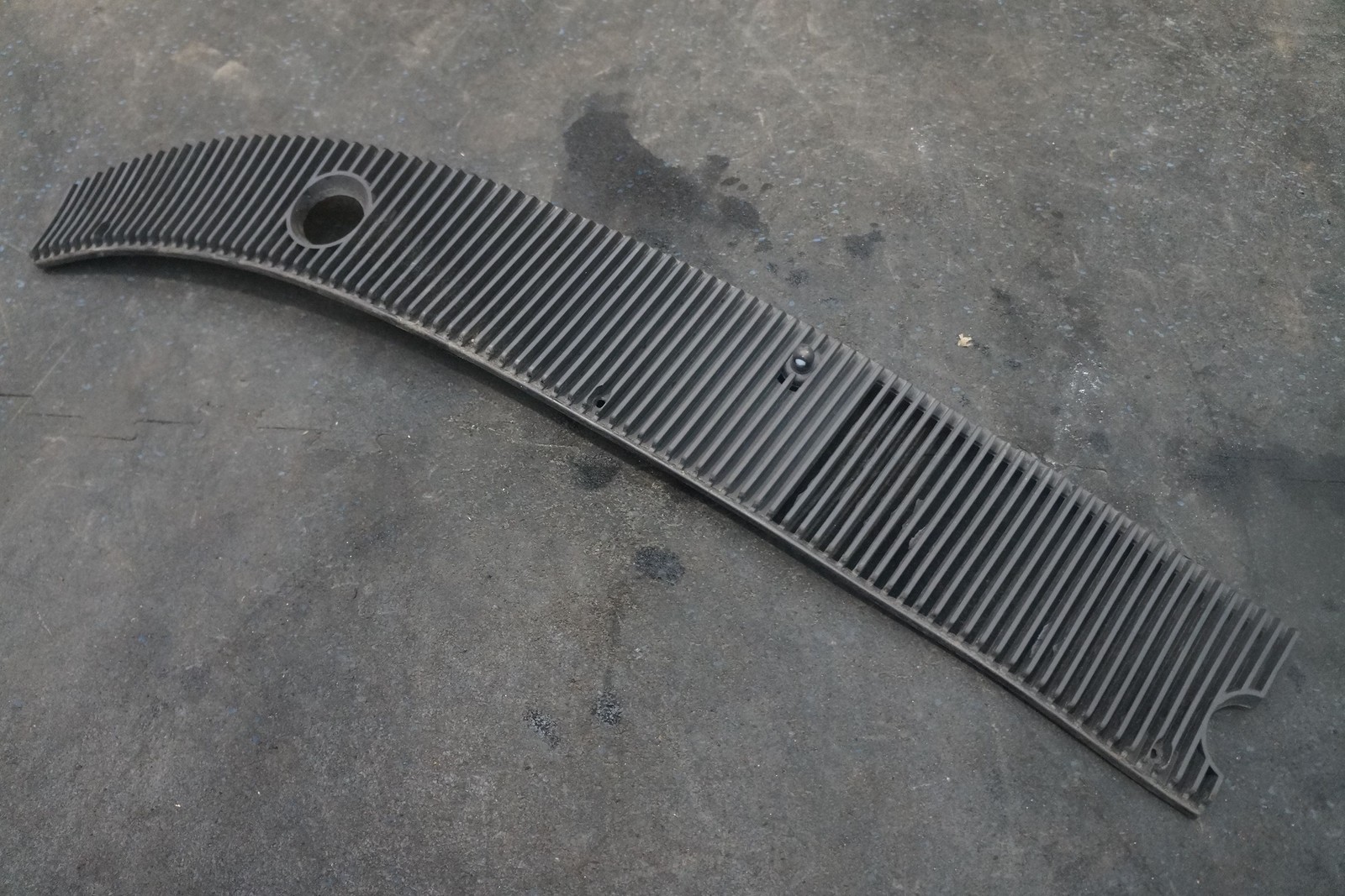 Front Left Windshield Wiper Cowl Grille Vent Trim 60587600 Ferrari Mondial 1982