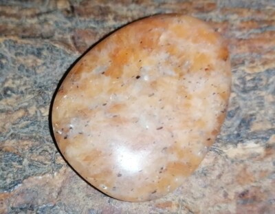 Sonnenstein Palmenstein poliert Kiesel - 86,85ct - Speckle Orange Kristall Edelstein 