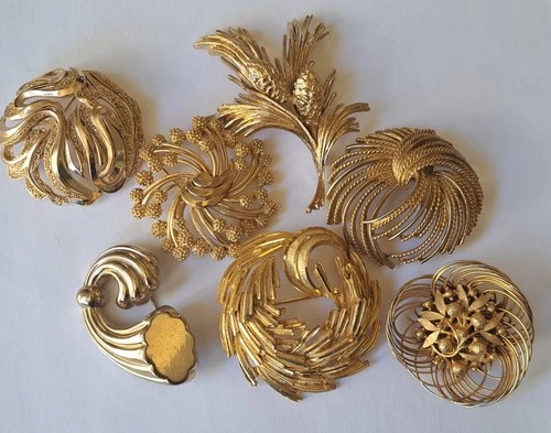 LOT 7 Vintage Gold Tone Mid-Century Signed Brooches Monet Trifari Florenza BSK