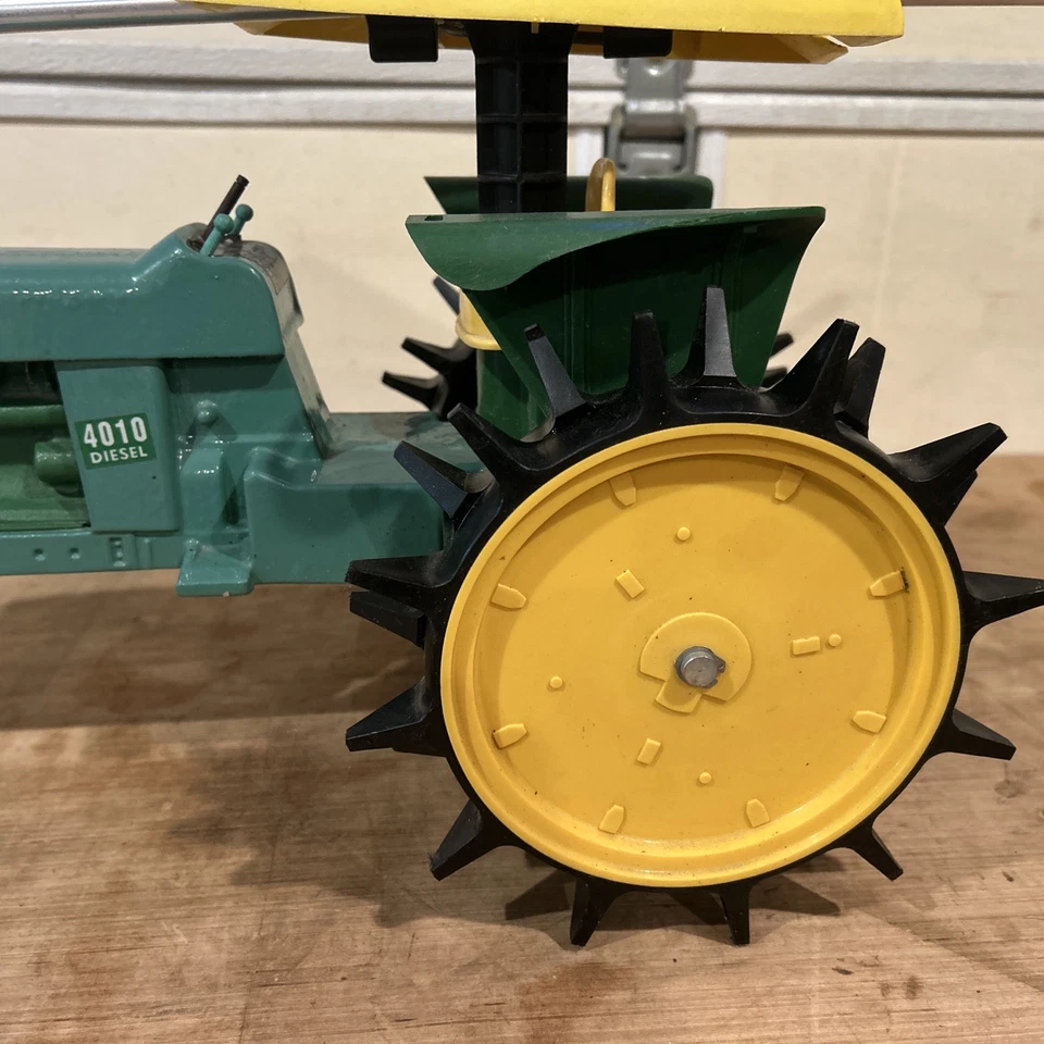 John Deere 4010 Diesel Tractor Viaje Césped Aspersor DieCast Funcionamiento Probado Foto 3 de 4
