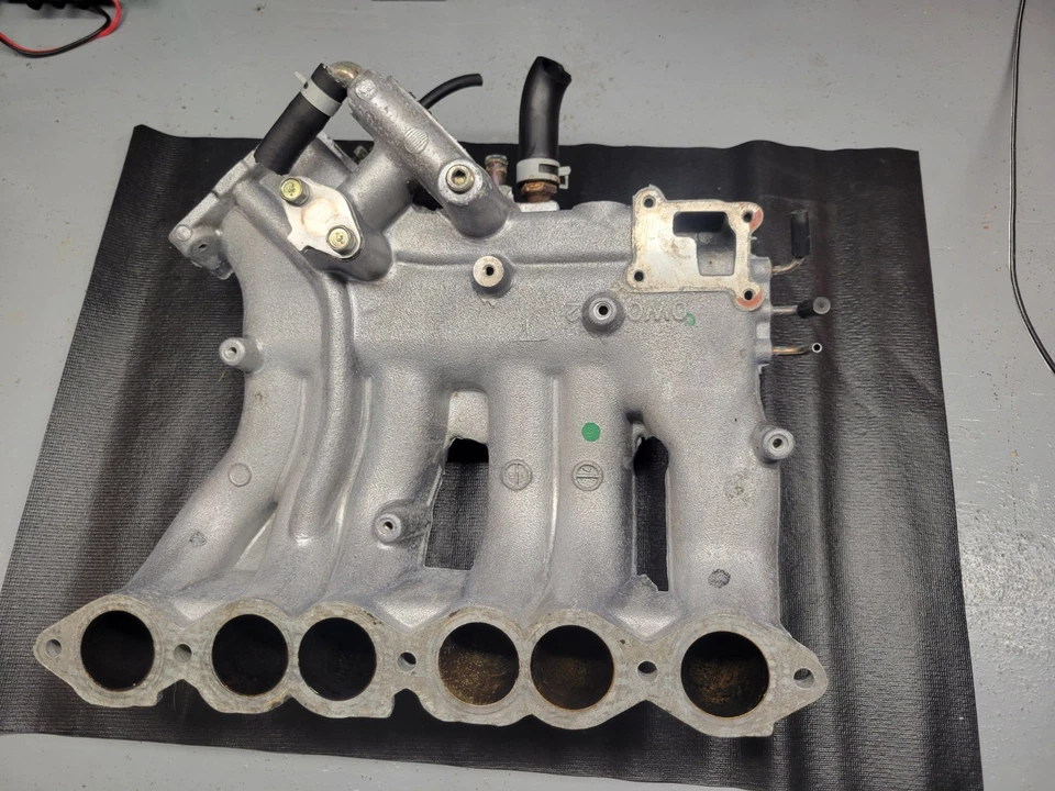 2001 Nissan Xterra 6 Cylinder Upper Intake Manifold Complete - Image 2 of 4