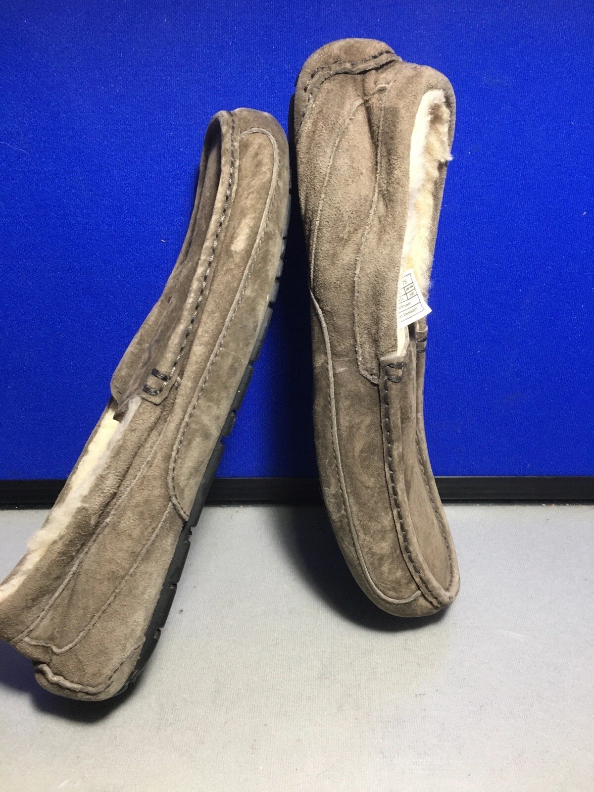 Mocassini pantofole UGG Australia Ascot s n 5775 grigio pelle di pecora scamosciata taglia 10M