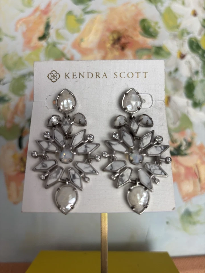 Pendientes Kendra Scott Aurilla Tono Oro Blanco Marfil Foto 2 de 4