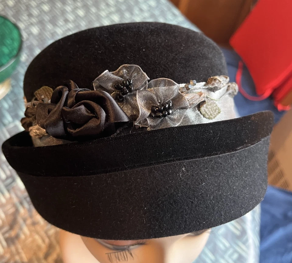 Sombrero de fieltro de piel negra colección Orna Cloche terciopelo elegante y banda decorada M Israel Foto 2 de 4