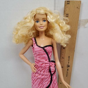 Muneca Barbie Fashionistas Polvo Rosa Modelo De Pelo Rizado Rubio