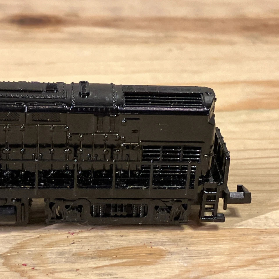 N-scale MRC  C420 UNDECORATED Locomotive - Image 4 of 4