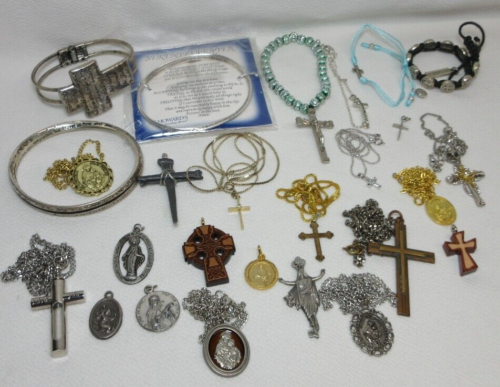 VINTAGE NOW LOT OF RELIGIOUS MEDALS PENDANT BRACELET CROSS NECKLACE PENDANTS #R2