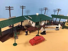 O ga. Plasticville Suburban Station with 2 Freight platforms, EXTRAS, Excellent!