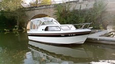 Kajütboot mit Trailer