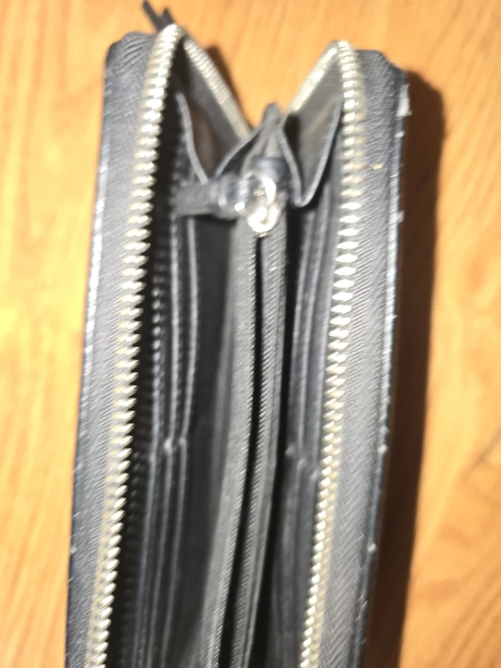 Cartera negra con cremallera alrededor de Calvin Klein para mujer Foto 4 de 4