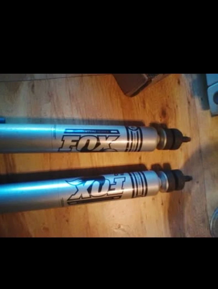 Juego de 4 Amortiguadores Fox Shox Performance Serie 2.0 IFP para Ram 3500 con Elevación de 0"-1" Foto 2 de 3