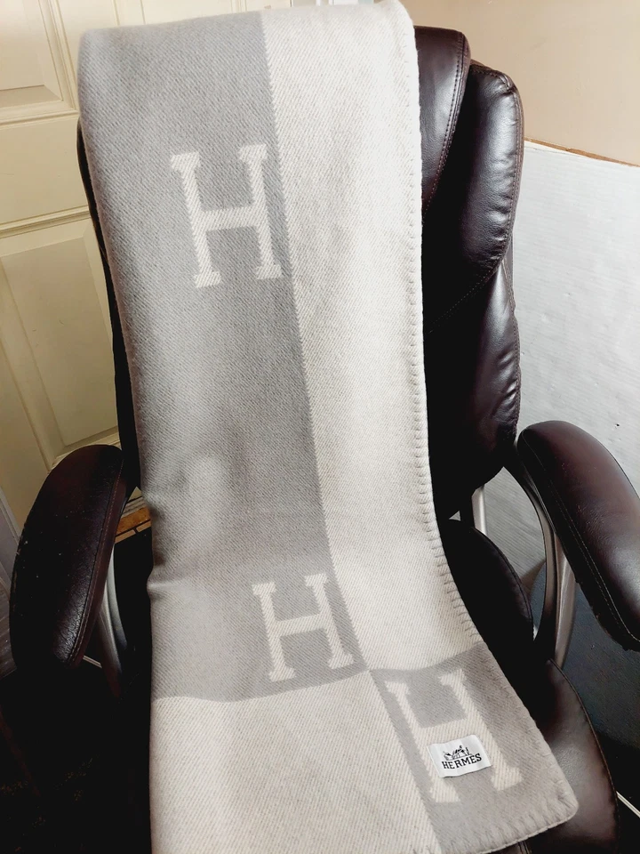 MANTA HERMES AVALON Lana Cachemira, Gris Clásico en Crudo / Gris Clair Foto 2 de 4