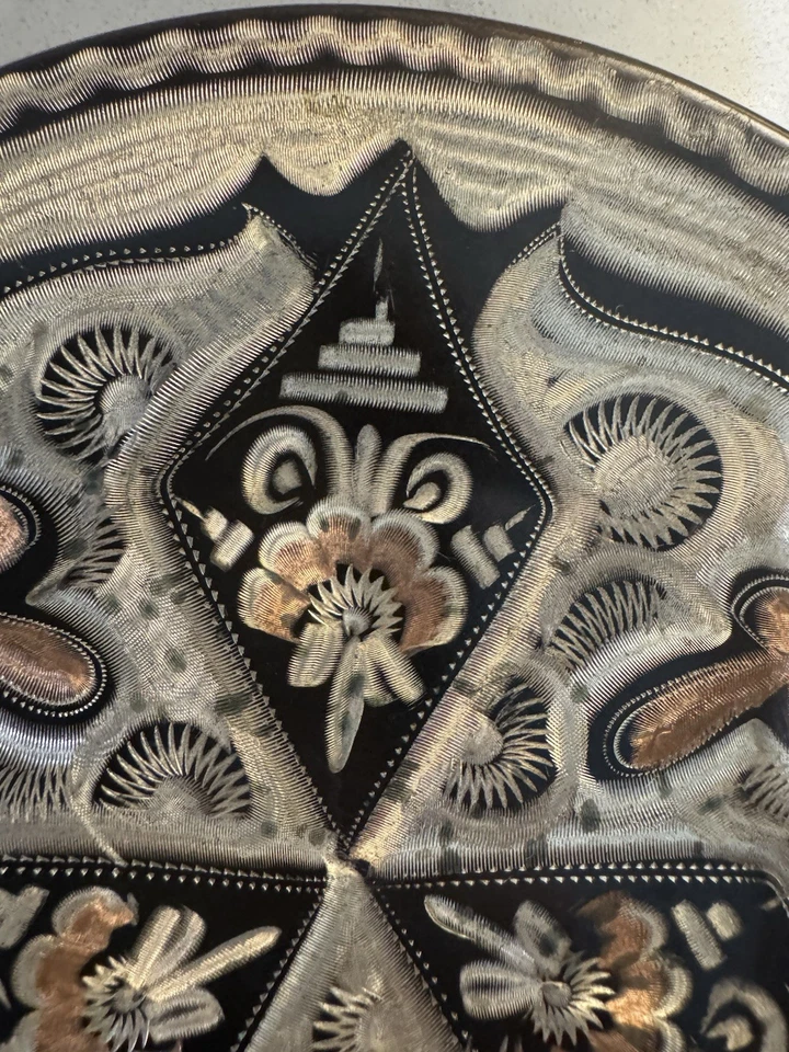 Plato artesanal grabado en cobre turco vintage de los años 40 hecho a mano Oriente Medio Foto 3 de 4