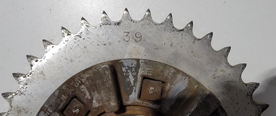 Piñón trasero 39T y brida de transmisión 1973 Suzuki TS250 TS 250 Savage 73 Foto 3 de 4