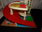 Vintage 1970s Fisher Price Little People Action Garage #930 wt cars Figures More — photo 10