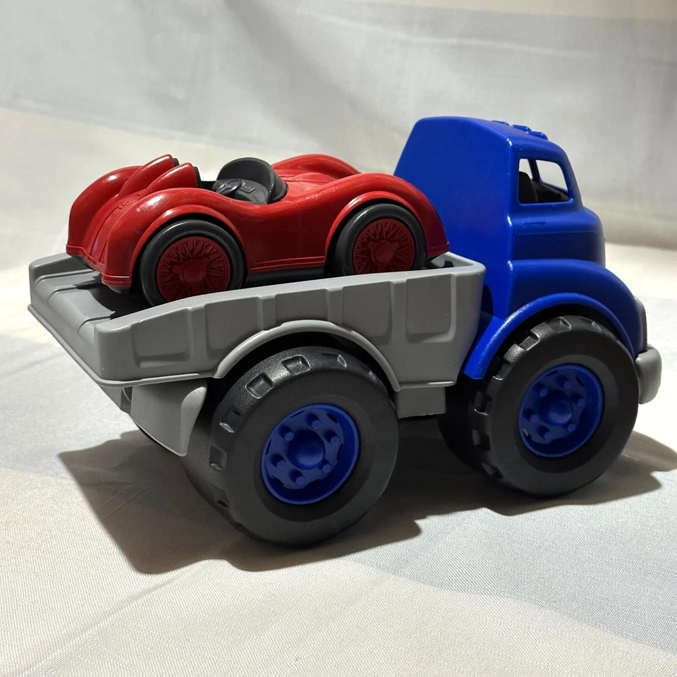 Camión de plataforma plana azul Green Toys y coche de carreras rojo hecho en EE. UU. Excelente para niños pequeños Foto 4 de 4