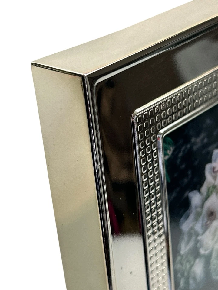 Marco de fotos VERA WANG Wedgwood tiene capacidad para 3,5 X 6 cuadros plateados Foto 3 de 4