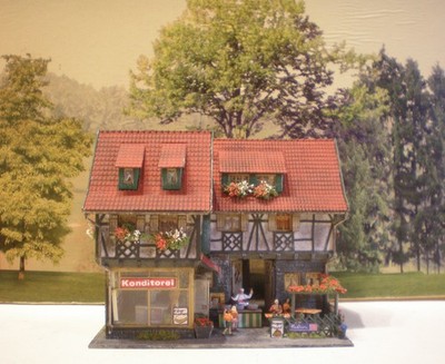 H0 Diorama HO 1:87 Fachwerk Haus Eis Salon patiniert beleuchtet