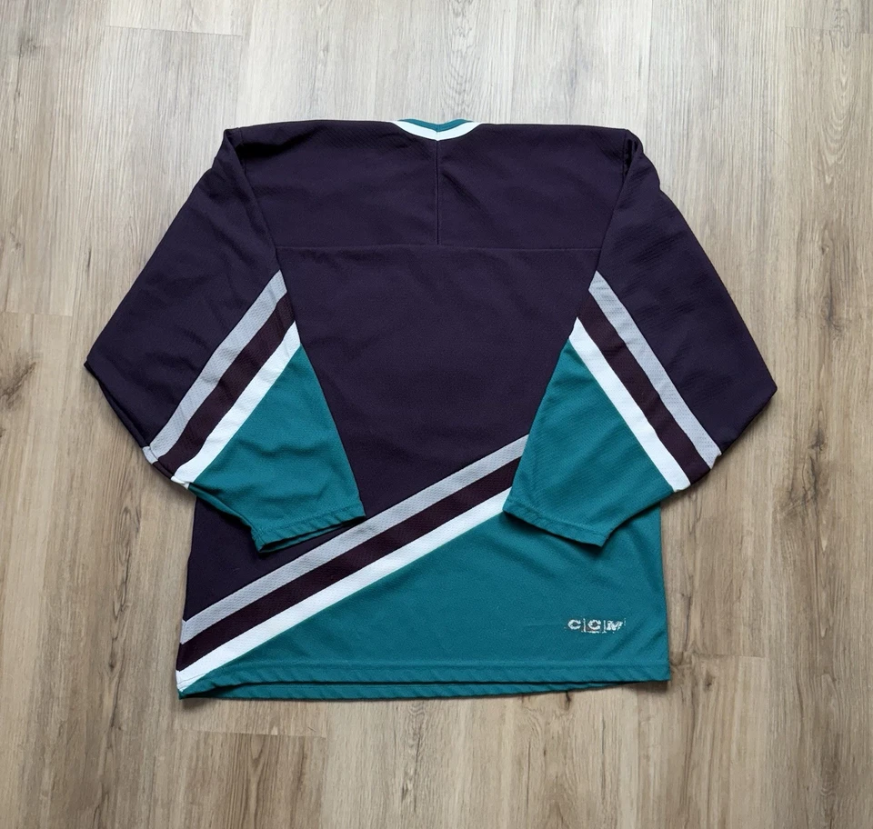 Camiseta deportiva de hockey vintage de los 90 Mighty Ducks CCM para hombre mediana promoción de película NHL púrpura Foto 2 de 4