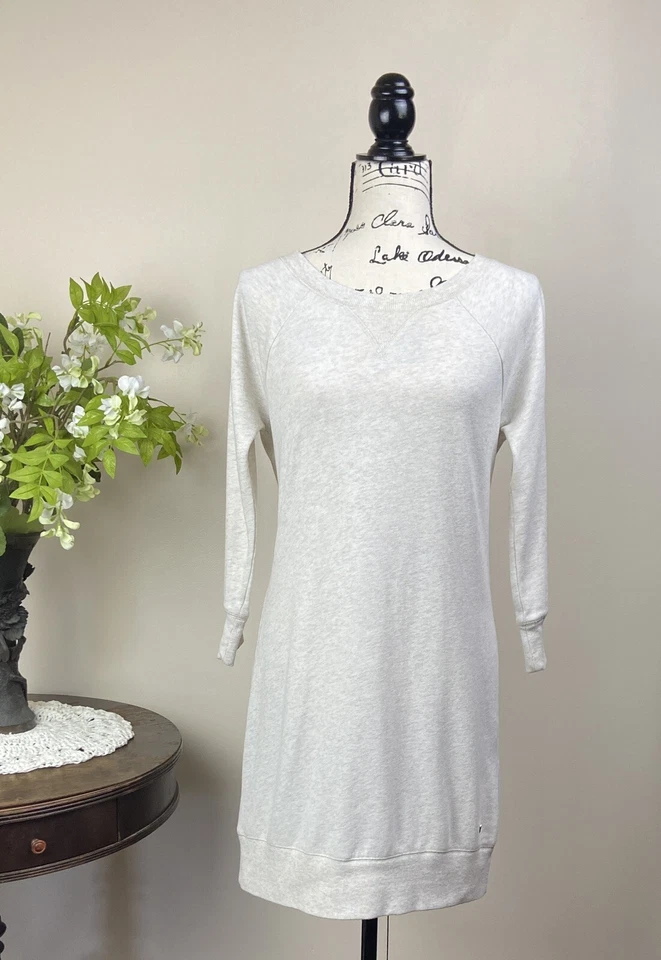 PEQUEÑO VESTIDO SUDADERA Victoria Secret Gris y Dije Ala de Ángel Foto 2 de 4