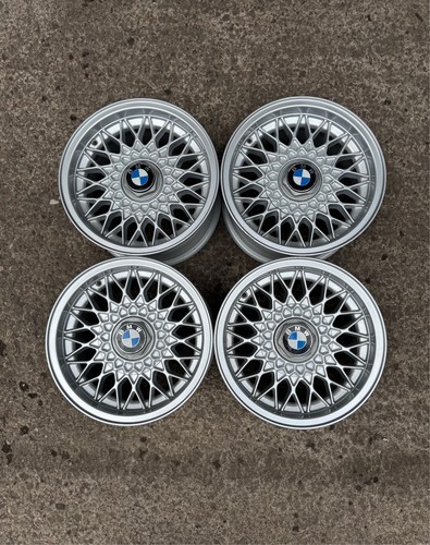 Satz BMW BBS Alufelgen mit Nabenkappen.