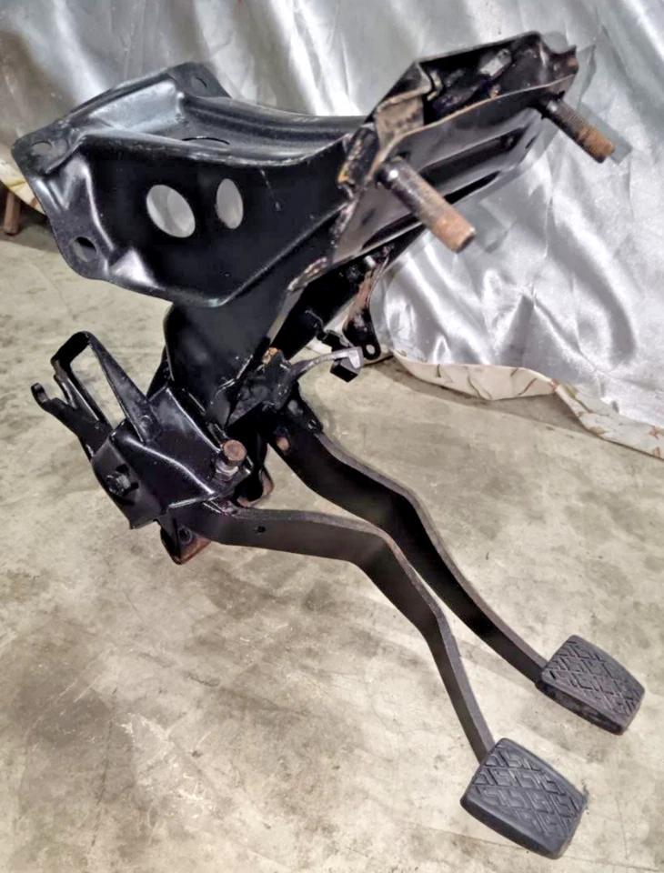 Pedales TOYOTA STARLET KP61 (RHD) - freno y embrague Foto 3 de 4