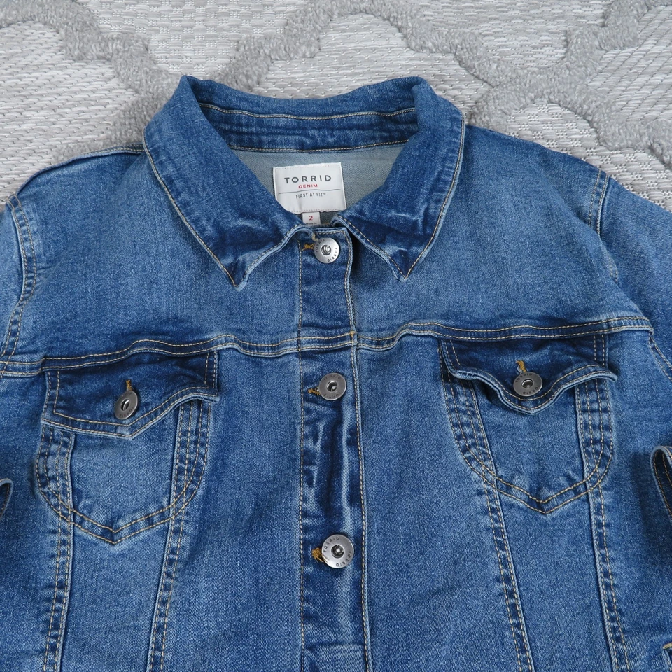 Chaqueta de mezclilla Torrid para mujer 2 azul camionero elástica primera en calce envejecida Foto 2 de 4