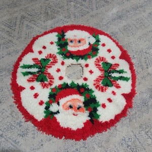 VTG WONDER ART LATCH HOOK 36" TREE SKIRT KIT CANDY CANE SANTA #4536 DONE