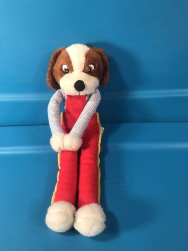 VINTAGE 1991 Anntoy Ltd Hund Plüsch Knie Umarmung dünne Arme Beine mit roten Overalls - Bild 1 von 4