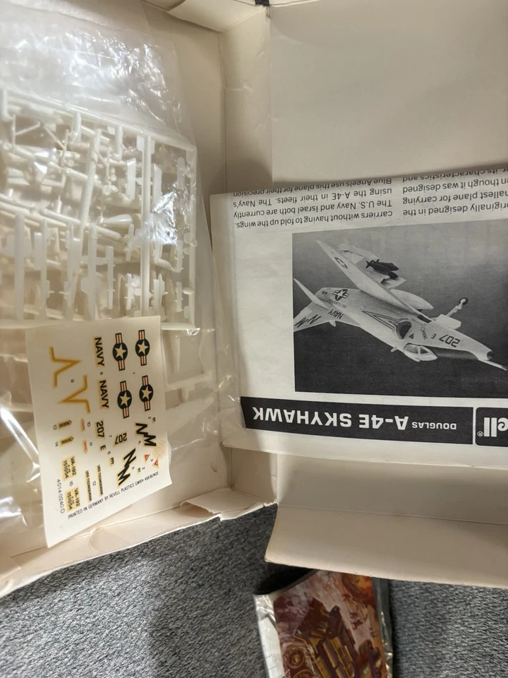 Douglas A-4E Skyhawk Model Airplane Kit- 1/100 scale by Revell #4014 (1984) - Image 2 of 2