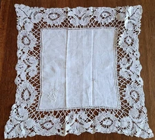 Antique embroidered yarn handkerchief, lace entourage -29 cm x 29 cm