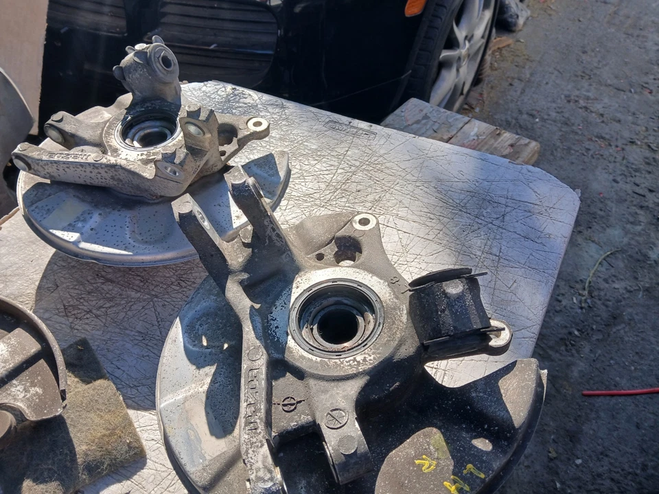 MAZDA RX7 REAR SPINDLES/HUBS/KNUCKLES 5 LUG 1989 - Image 2 of 4