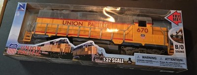 New Ray 01063 1:32 Union Pacific Diesel Locomotive with B/O Sound #670
