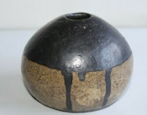 Vase boule moderniste en céramique façon Raku signé dessous  H 9 cm
