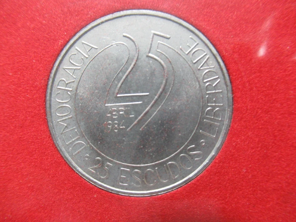 1984 Portugal 25 Escudos Coin, 10th Anniversary of Carnation Revolution IN CASE - Image 2 of 4