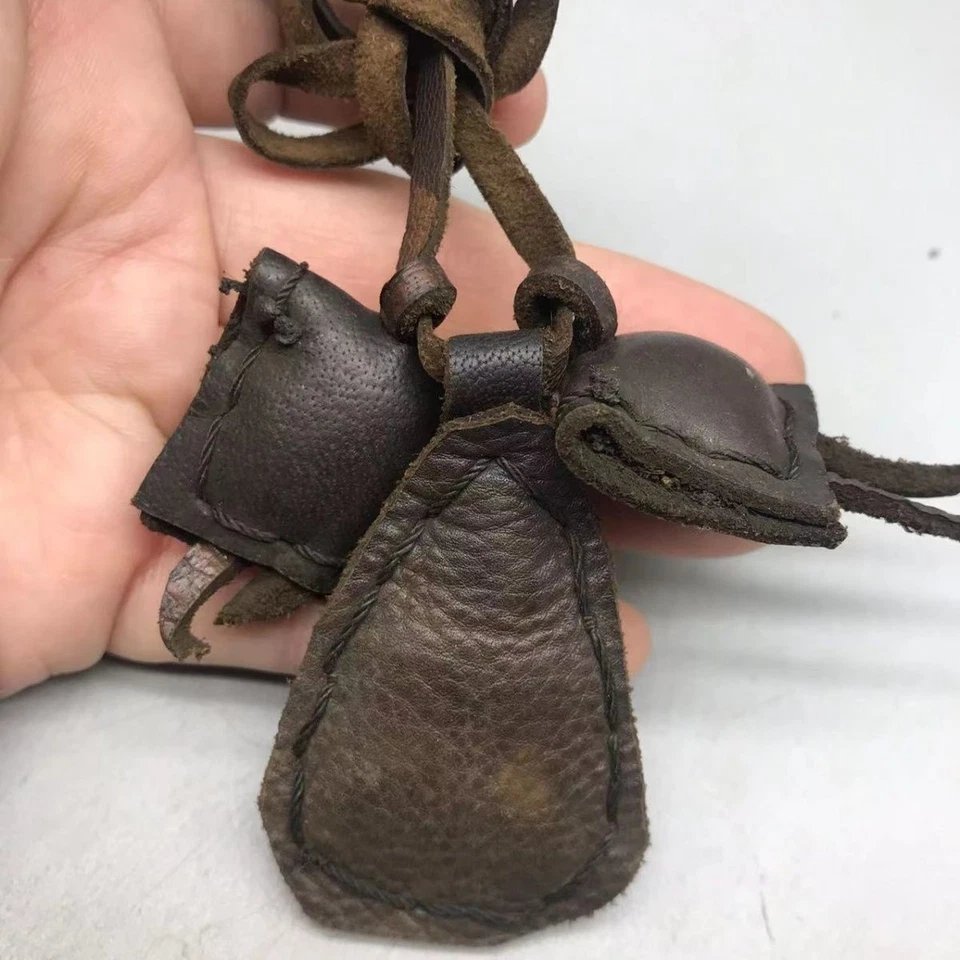 Amuleto Buda de cobre hecho a mano con bolsa de cuero cosida a mano Foto 2 de 4