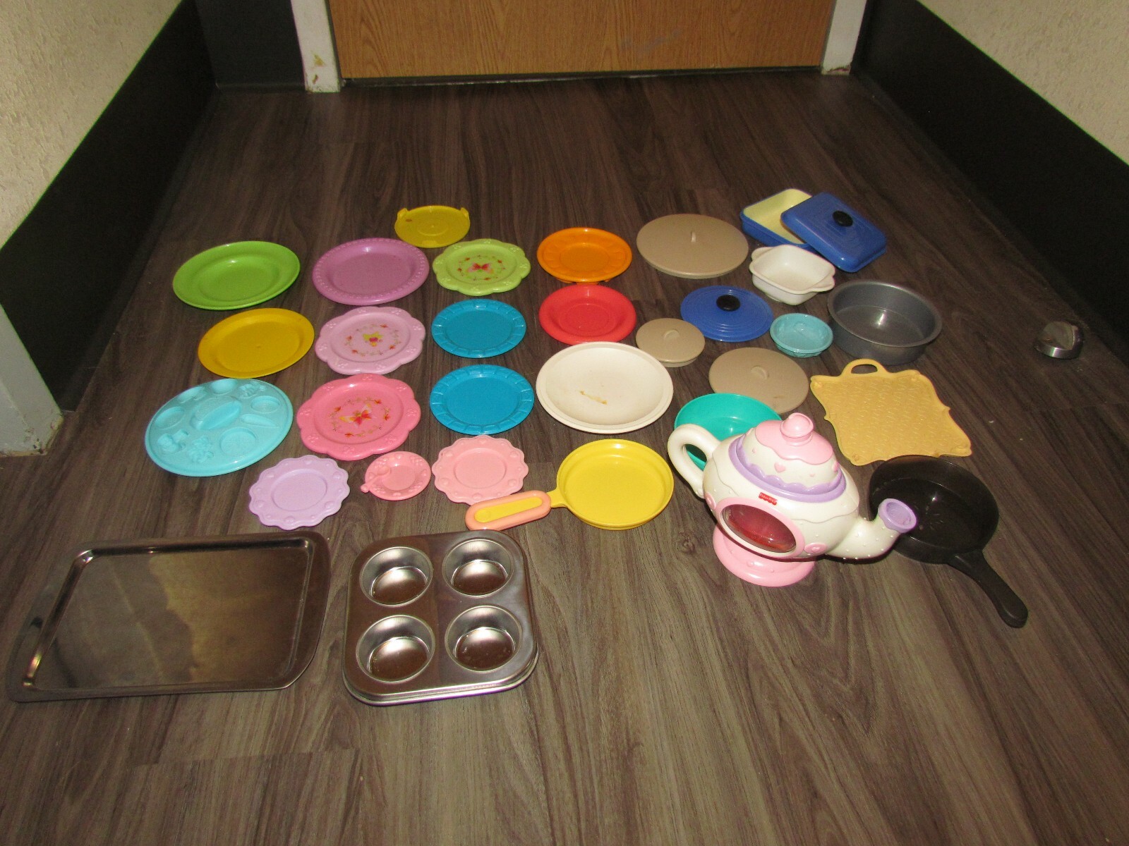 как выглядит HUGE MIXED LOT PLAY FOOD VINTAGE PRETEND POTS PANS DISHES CASH REGISTER KIDS фото