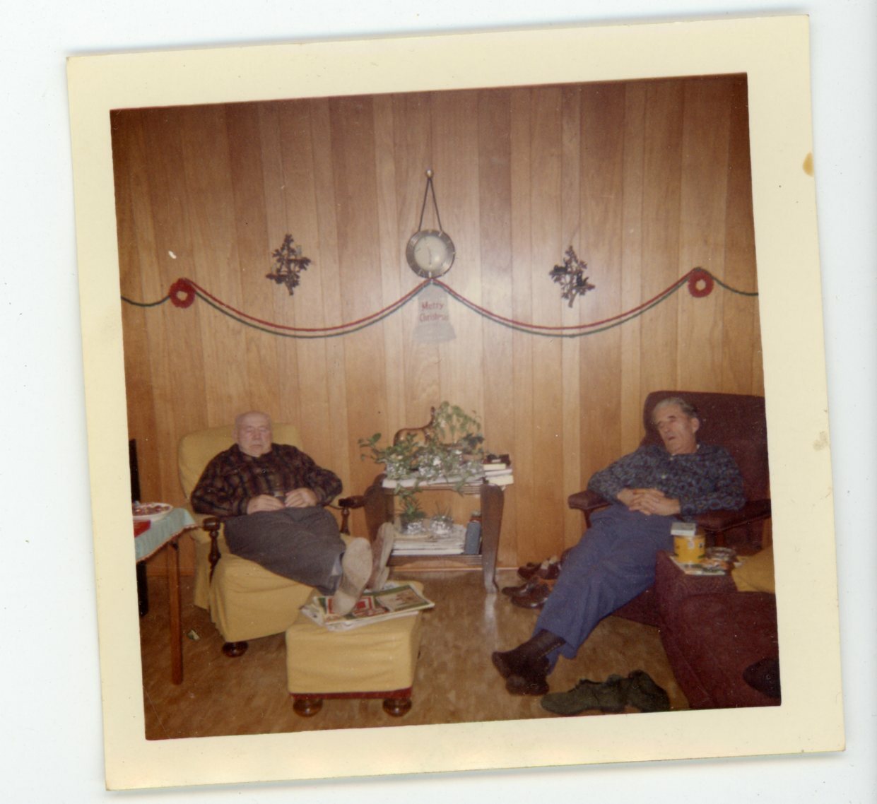 Siestas después de comer. Hombres mayores durmiendo en sillas - foto encontrada instantánea vintage