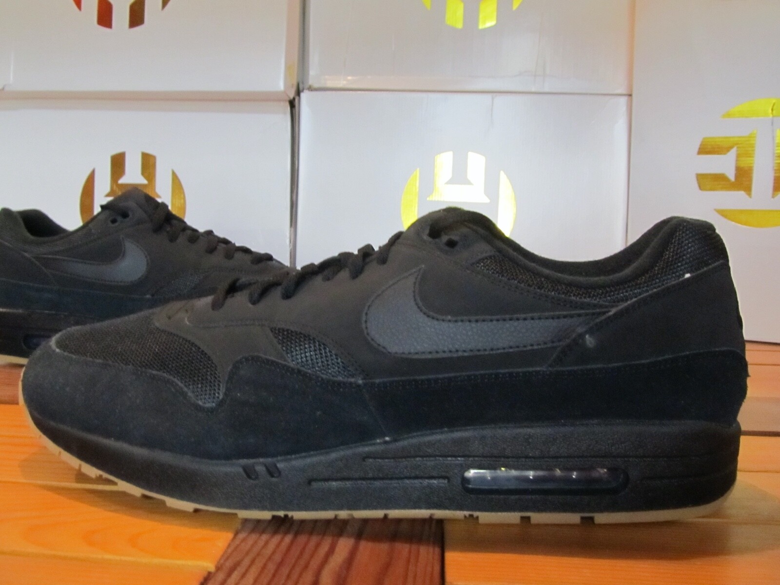air max 1 black suede