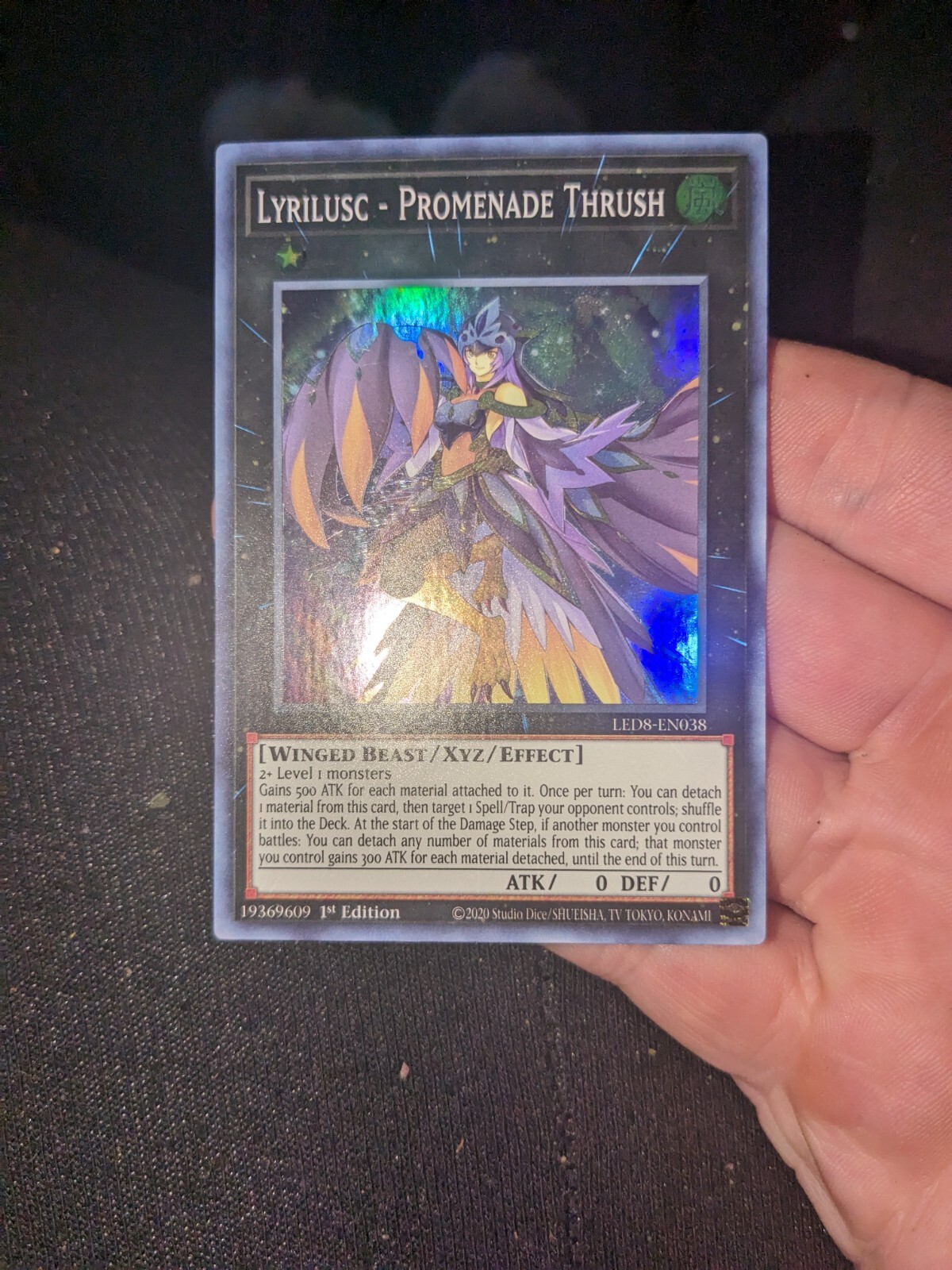 Carta Yu-Gi-Oh! Lyrilusc - Promenade Thrush LED8-EN038 - Super Rara, 1ª Edición, Del Set Legendary Duelists: Synchro Storm