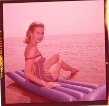 Suzanna Leigh 1964 Busty Leggy Barefoot Swimsuit Original 2 1/4 Transparency